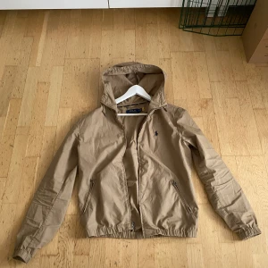 Polo ralph lauren jacka  - Bra skick knappast använd, Köpt för 2200kr, bra jacka till våren. Pris går att diskutera.