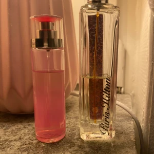 Parfym Paris Hilton - Två parfymer från Paris Hilton som jag säljer tillsammans för 400kr. Kan diskutera priset.  Heiress 50ml Just me 30ml Ni ser själva hur mycket det är kvar ungefär.