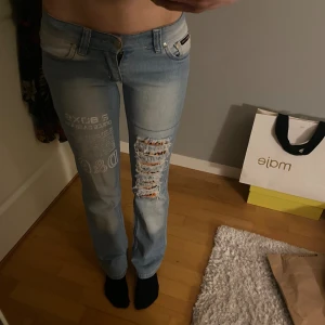 Dolce & Gabbana Jeans  - Asnygga Dolce & Gabbana jeans i jättebra skick med coolt tryck❤️