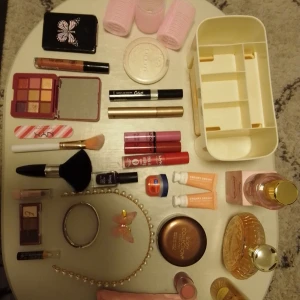 Smink och massa annat! - Säljer smink och blandat som ej kommer till användning. Vi har tvätta allt, vissa saker är mer använda och vissa inget alls eller bara testade. Säljer allt för 200kr + frakt!   Skriv privat om ni vill veta exakt allt paketet innehåller & mer bilder  