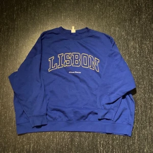 Klädpaket  - Säljare tröjor i bra skick! Blå tröja storlek-XL Beige t-shirt storlek- L Grön tröja storlek- XXL