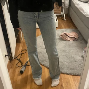Ljusblåa jeans - Ljusblåa mid/low Rise jeans ifrån gina. Perfekt färg nu till våren/sommaren. Nyskick ❤️