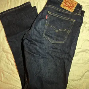 Säljer dessa levis jeans i vintage modellen 514 i storleken 32/32. Jeansen är endast testade men har sedan inte använts, skriv för fler bilder!