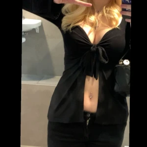 Tröja - Svart design by si tröja som är använd ca 3 gånger så nästan ny jättebra skick 