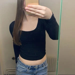 Svart tröja - Vanlig svart räfflad tröja från lager. Superfin men kommer inte till användning längre💓 