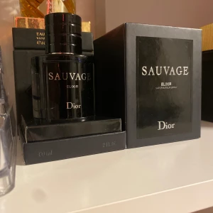 Dior savuage elixir - Säljer nu min dior savuage elixir, det är den gammla badgen som håller längre och har bättre prestanda och allmänt högre kvalitet. Ca 45/60 ml kvar. Box följer med och packas säkert med bubbelplast och kartong!