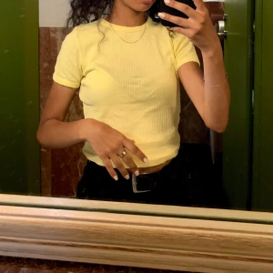 Gul ribbad baby tshirt från Topshop - Superfin baby tee från Topshop. Användes enbart ett par gånger, fint skick! Nypris: 179kr