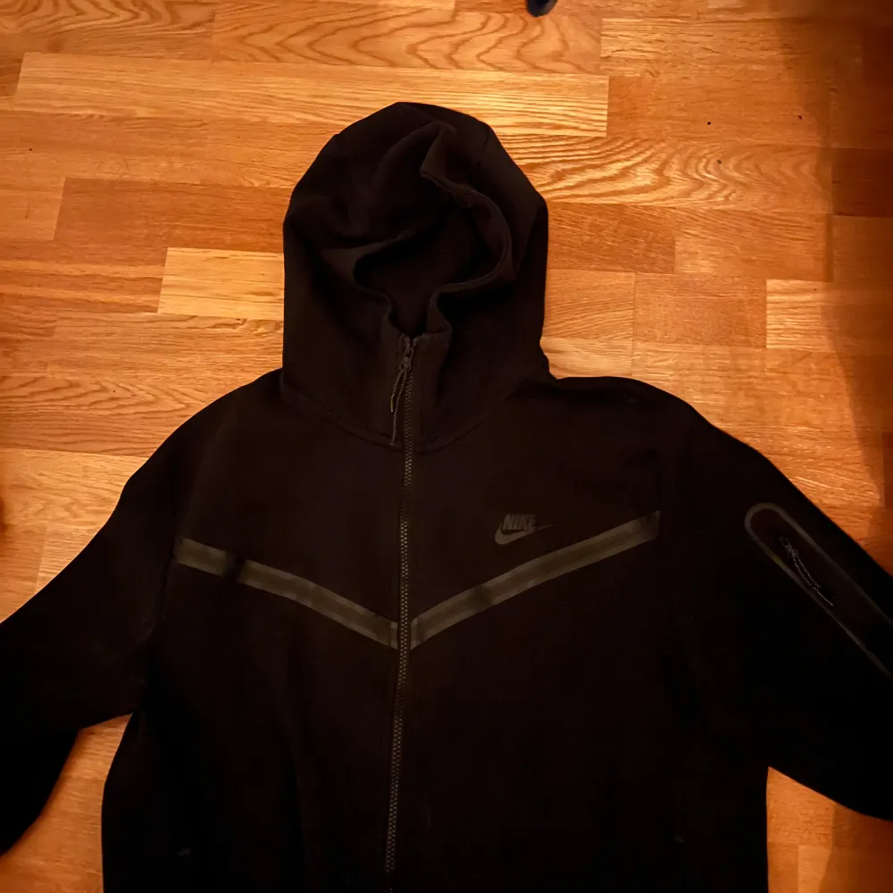 En snygg Nike tech fleece tröja skick 10/10 Säljer pga att jag inte använder längre.. Hoodies.