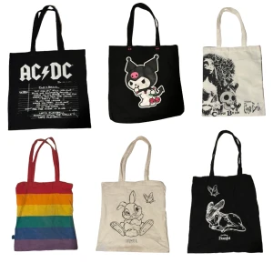 Tote bags - De överst är i toppen skick, knappt använda. 49kr st  De andra är i helt okej skick, de är urtvättade.  20kr st Hör av dig om du har frågor, vill ha mer bilder, prisförslag osv🩷