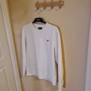 Morris Tröja  - Morris sweatshirt i storlek L, men passar mer som M. Köptes på NK i Stockholm för 1600Kr. Inga defekter.