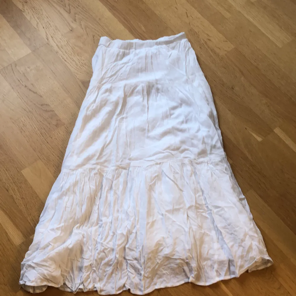 Vit långkjol! Jag säljer denna kjol eftersom att den har blivit för kort för mig, ( jag är 171 ) ❤️Använd några gånger men inget slitage eller fläckar!  . Kjolar.