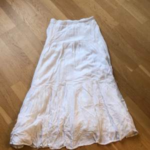 Vit långkjol! Jag säljer denna kjol eftersom att den har blivit för kort för mig, ( jag är 171 ) ❤️Använd några gånger men inget slitage eller fläckar!  