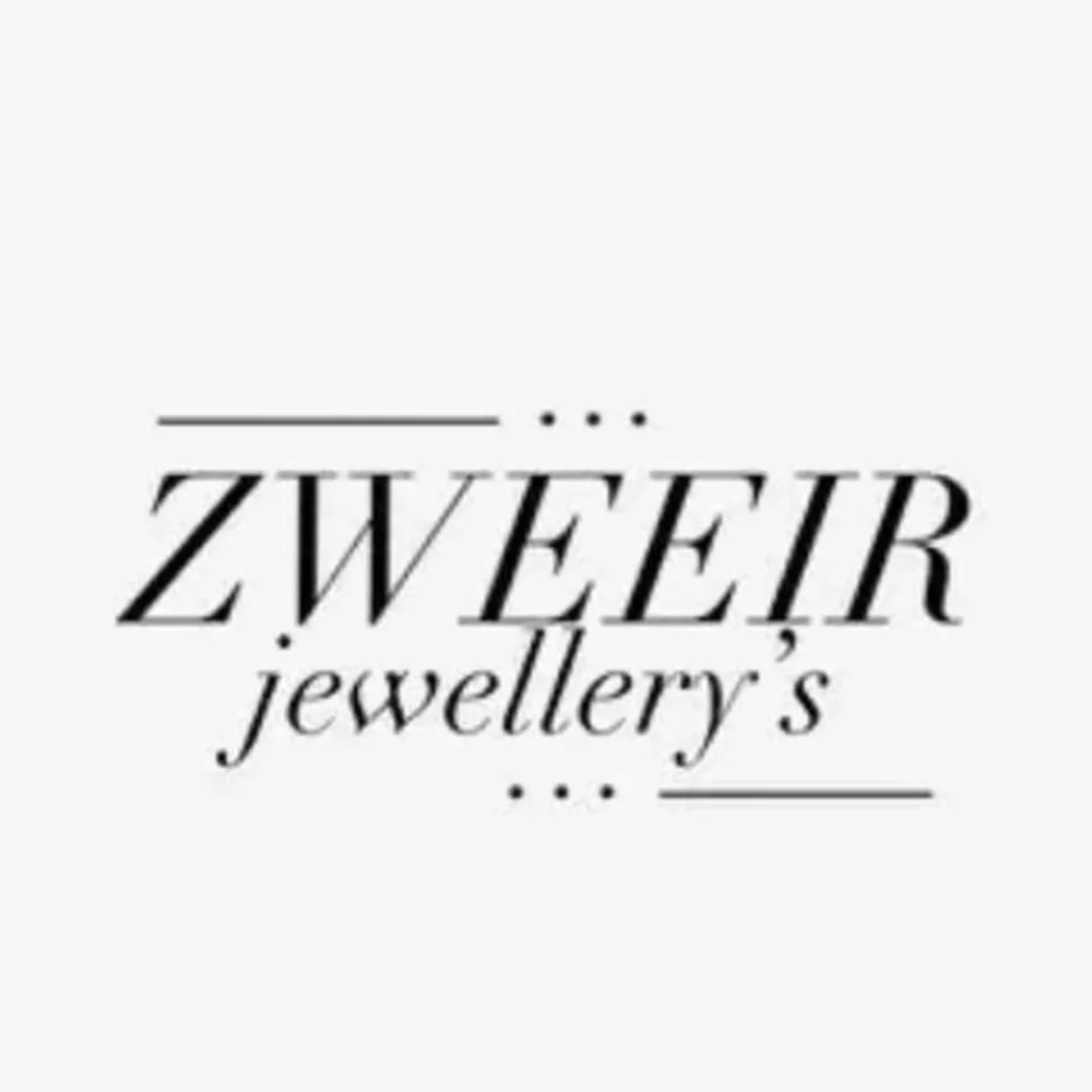 Säljer örhängen från märket zweeir jewellerys! De är handgjorda i rostfritt stål och såklart aldrig använda💕 Flera par finns på lager! Kontakta gärna via frågor💗 De heter ”loopeaks silver”. Accessoarer.