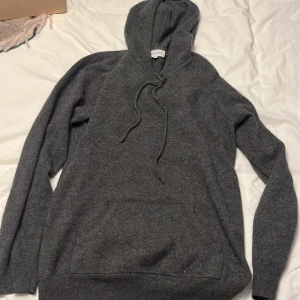 Cashmere hoodie - säljer denna feta hoodie då den inte kommer till användning. Den är lite nopprig. Pris kan diskuteras vid snabb affär.