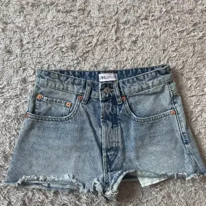 korta shorts från Zara, köpta för cirka 2 år sedan. 💗 säljer pågrund av att de är försmå för mig som har storlek 36. 💕 skriv för mer bilder 💝