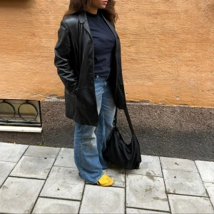 Vintage läderjacka  - Vintage läderjacka i nyskick!  Säljer då jag redan har en.  Super fin och går att bära både knäppt och öppen.  Är i äkta 100% läder och funkar på storlek XS-M som lite oversized❤️