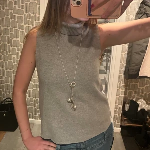 Tröja Zara  - Cool polotröja från Zara utan ärmar😍 Bra skick!  