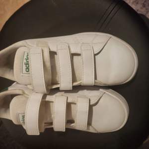Sparsamt använda adidas skor för barn. Storleken syns på bilden 