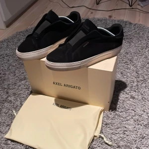 Arigato laceless - Säljer dessa arigato i bra skick.  | 8,7/10. |  INGA DEFEKTER. Box och tillbehör följer med såklart 😁 Passar både 44/45  Hör av er vid minsta fundering