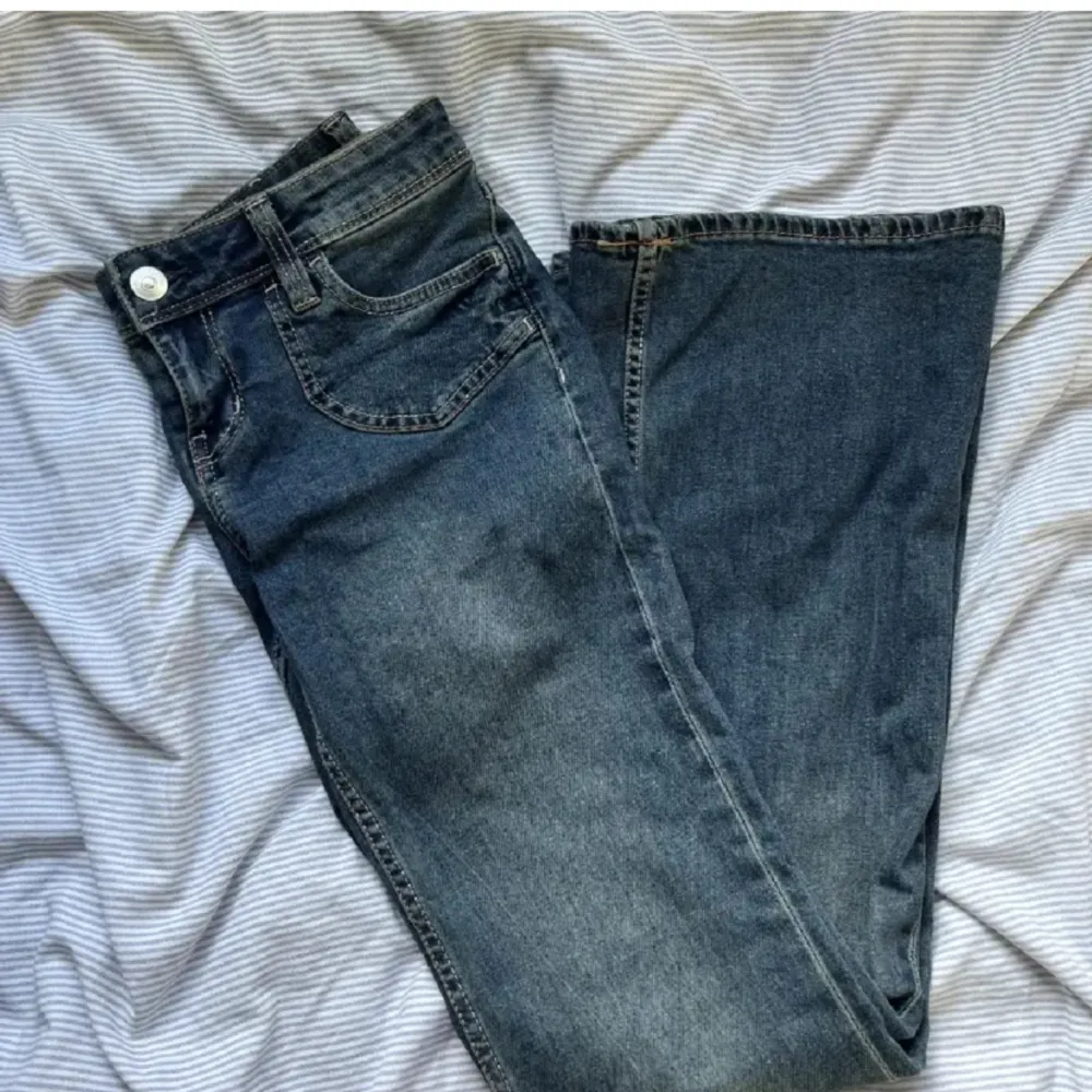 Säljer dessa jeans för att jag använder de inte längre och vill bli av med de så att jag får mer plats i garderoben💕💕 De är i bra stick och har inga defekter, skriv vid frågor och funderingar❤️❤️❤️. Jeans & Byxor.