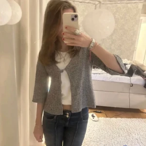 Bolero från GAP - En jättefin bolero/trekvartärmad kofta ifrån GAP! storlek s men passar mig som vanligtvis bär xs. Dem första två bilderna är lånade, men kom privat för egna💕Köpt här på Plick och använd ca tre gånger. Har inga defekter💗💗