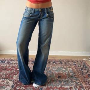 Så coola lågmidjade vintage replay jeans. Helt nya med prislapparna kvar. Midjemåttet är ca 80cm och innerbenslängden är ca 84cm. 