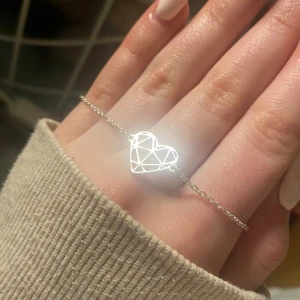 Armband  - Så fint silverfärgat armband med ett hjärta på 🤍✨ 