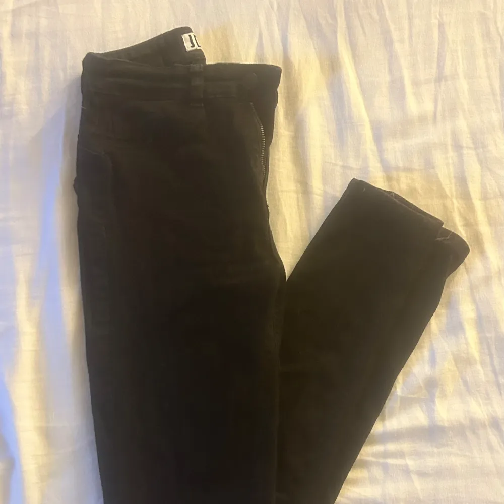 Svarta jeans i mycket bra skick. Strlk xs och längd 32. (Skinny). Jeans & Byxor.