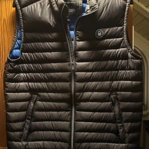 Sailracing väst  - Denna väst kommer inte till användning för mig och därför väljer jag att sälja denna.  Skick: 8/10 