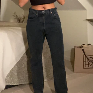 501 cropped Levis - Säljer dessa mörkblå jeans från Levis i strl ”W28/L26”. Använd fåtal gånger. Inget tecken på användning.  Nypris: 1199kr ❤️❤️❤️❤️❤️❤️❤️❤️❤️