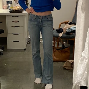 snygga vintage lågmidjade bootcut jeans - säljer mina absoluta favorit jeans då de har blivit för korta för mig😢 jag är 162 och har 79cm i innerbenslängd o de är för korta för mig. de är insydda i midjan, så strl 24W inte 28W. färgen syns bäst i sista bilden! skriv privat för frågor/bilder💘