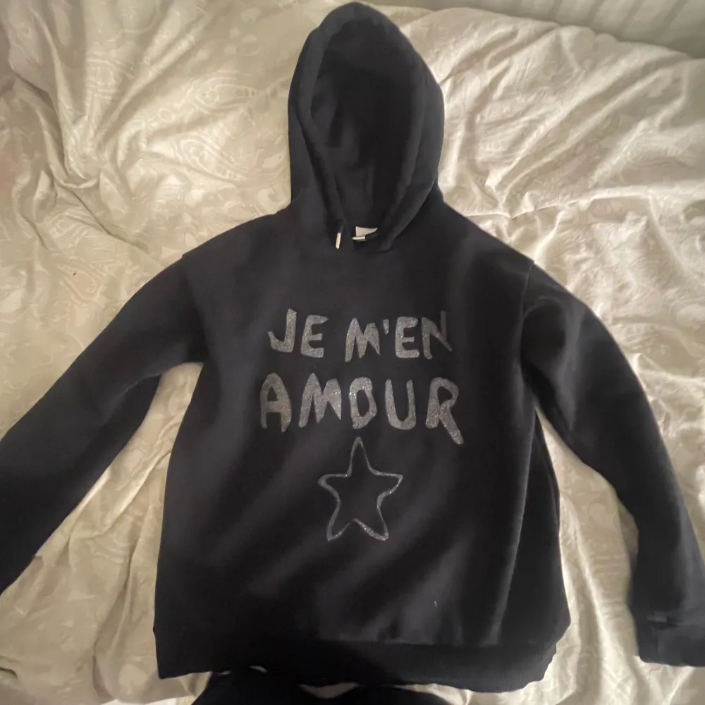 skit snygg hoddie från Gina Tricot😘Inte använd många gånger. Säljer den för att den inte är till användning, inga skador på hoddien. Storleken passar till de som är 12-13 år också 🤗 Skriv om du är intresserad😘. Hoodies.