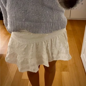 Lågmidjad sommarkjol - En jättefin vit kjol som passar perfekt till sommaren med en söt blus eller st kan tröja 