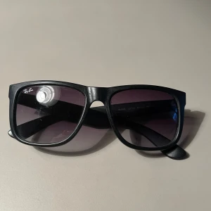 Ray Ban solglasögon - Ett par Ray Ban solglas ögon, nypris 1400kr. Små repiga, skick 7/10