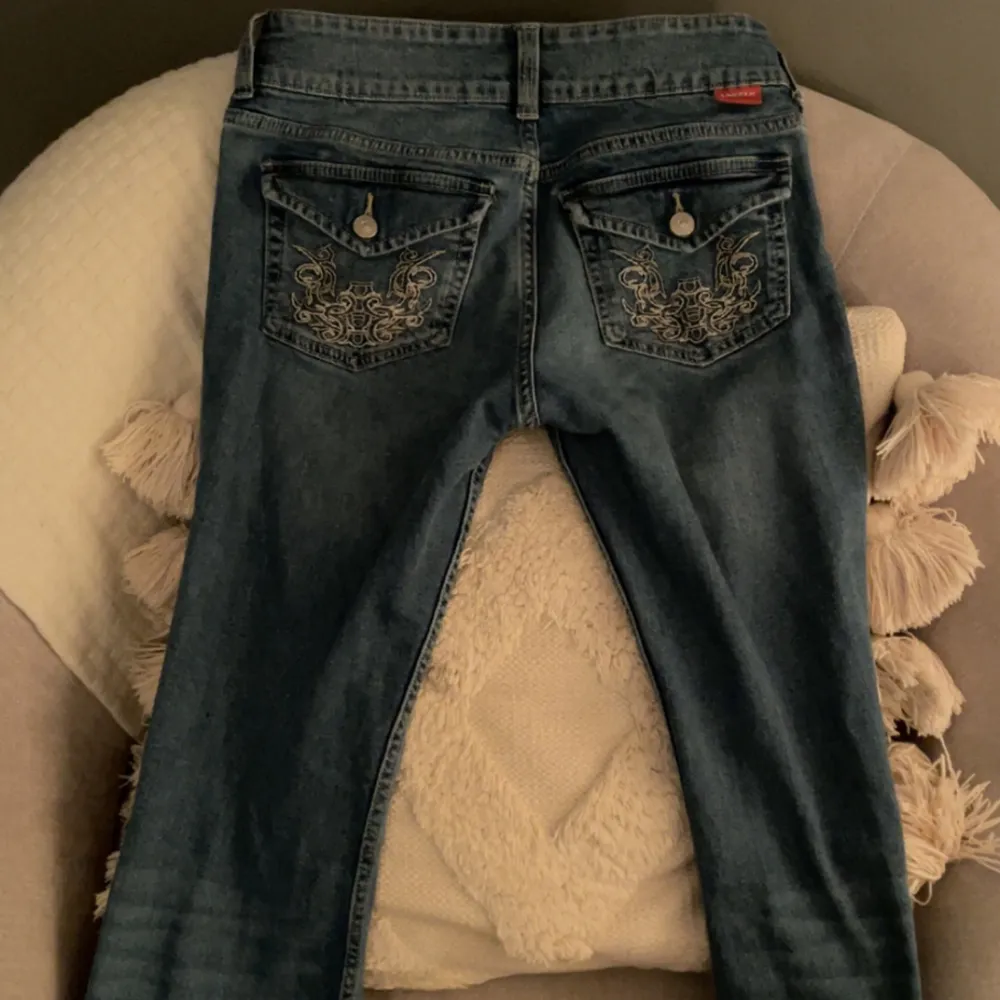 säljer dessa super snygga jeans från hm då dem tyvärr inte passar mig. använd endast några få gånger och passar nog någon som är ungefär 160-165. Skriv privat om du är intresserad!☺️🩷. Jeans & Byxor.