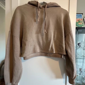 Kort hoodie  - I bra skicka förutom en liten missfärgning i botten 