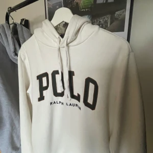 Ralp lauren hoddie  - Skit snygg använd 1 gång då den är för liten för mig och var ett felköp, så skick 10/10 kvitto finns köptes på NK för 1800. 