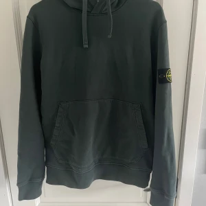 Stone island hoodie - Säljes då jag växt ur den och inga skador. Kvitto finns