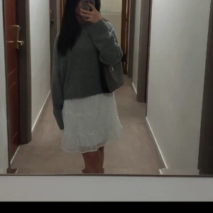 Volangkjol - Jättesöt kjol som inte kommer till användning. Har små defekter (se bild 3), men syns knappt.