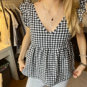 Sommar topp💓💓 - Säljer denna SUPER söta toppen som är perfekt till sommaren! Aldrig använd💓💓 man kan knyta den där bak så den är ish justerbar🫰