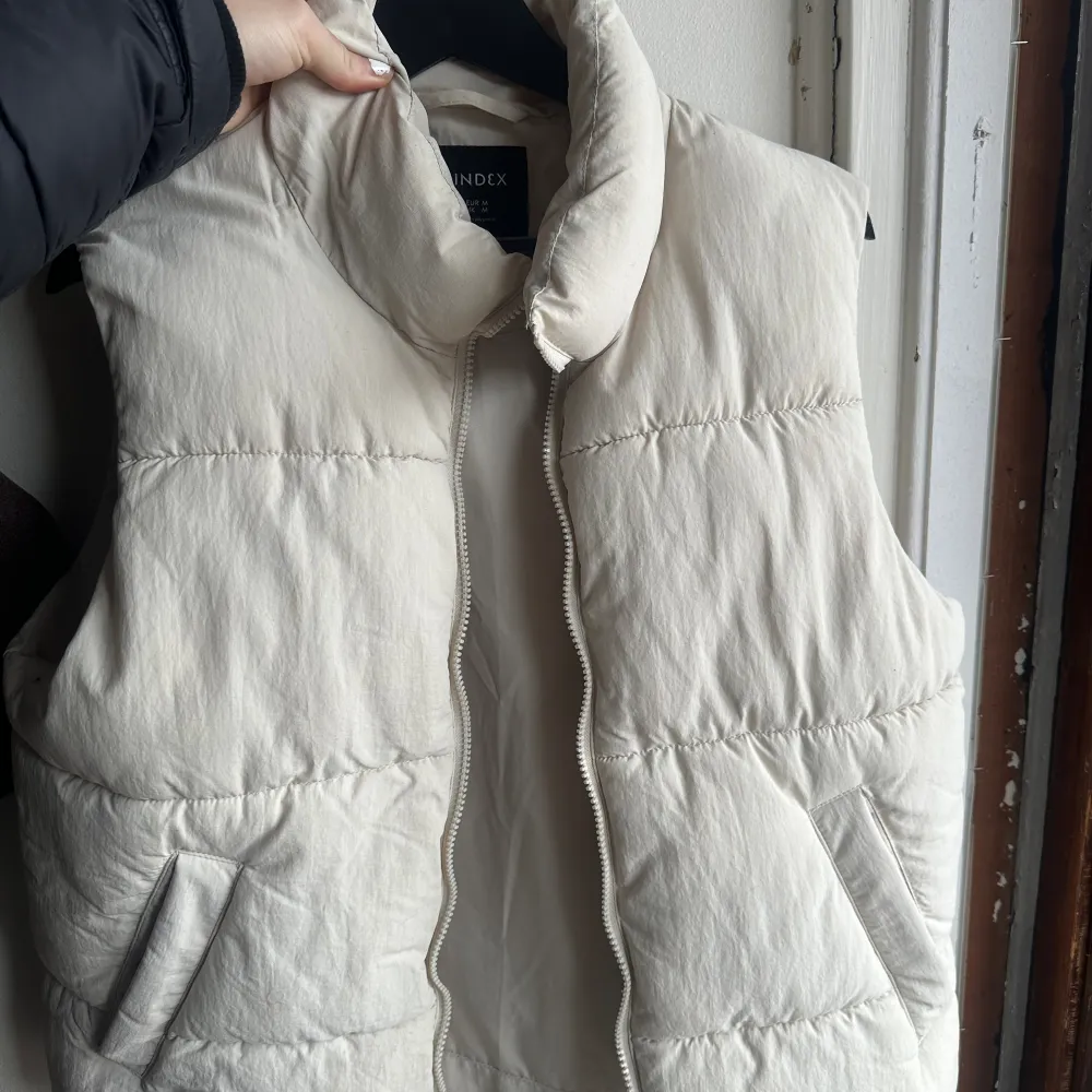 Säljer en väst från Lindex i jätte fint skick, använd 1 gång! Pris 150kr + frakt . Takit.