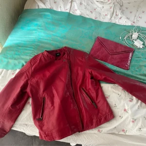 Vinröd skinnjacka - Vinröd skinnjacka från märket zizzi. Ganska sliten därför det låga priset💗