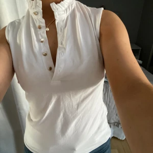 Topp - Topp med guld deltaljer från Lindex. Storlek S. 