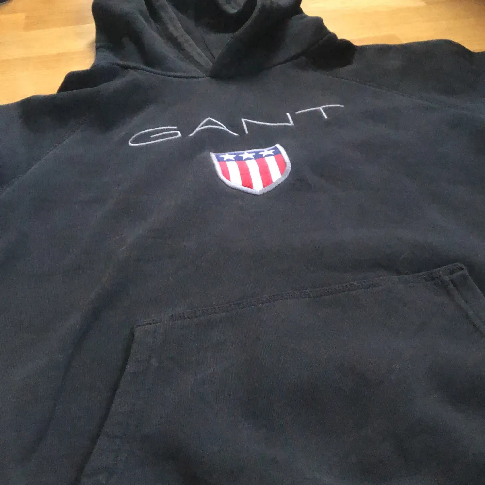 Gant hoodie i fint skick säljes eftersom den blivit för liten. Hoodies.