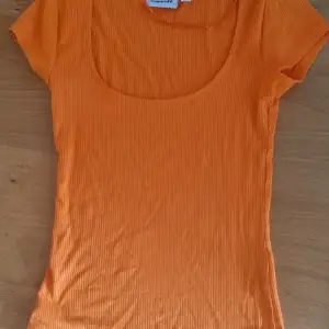 Ny oanvänd T-shirt storlek xs inköpt på Kappahl  Elastan och viskos