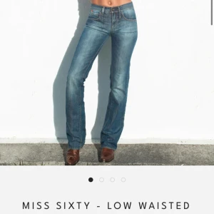 Low Waits bootcut  - Miss sixty low waist bootcut jeans som knappt kommit till någon användning.Kom med prisförslag eller så kan vi diskutera något rimligt pris. Midjemått tvärsöver-40cm innerbenslängd-82cm. Nypris -1282kr