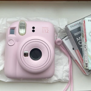 Instax mini 12 instant camera - En helt oanvänd instant kamera som tyvärr inte kommit till användning samt 30 tillhörande ”sheets”/kort. Nypris kamera 899kr + kort för ca 300kr. (Sammanlagt 1200kr) Mitt pris för kamera+kort: 799kr (Pris går att diskuteras)