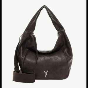 Väska - Snygg Suri Frey väska som använts 1 gång, är som nyskick. Axelrem ingår.