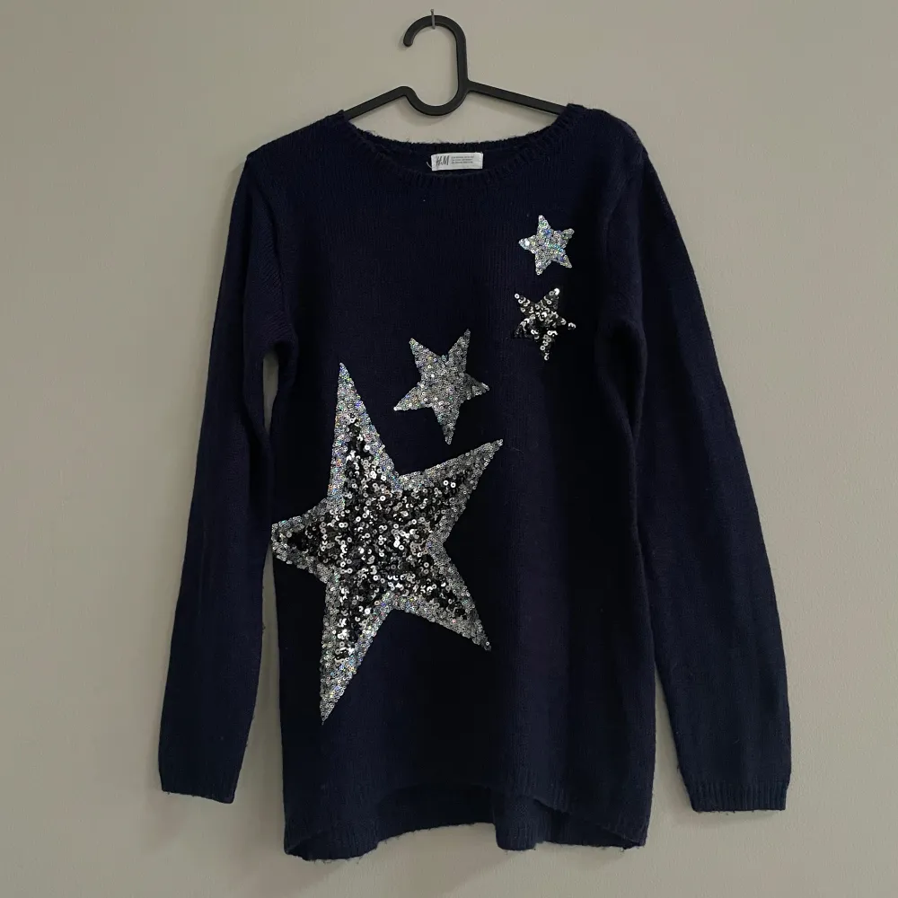Mörkblå snygg tröja med stjärnor från HM💫. Den är i barnstorlek 158/164 men sitter som en S. Hör gärna av dig om du vill ha fler bilder eller har några funderingar!☺️. Tröjor & Koftor.