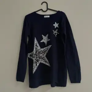 Mörkblå snygg tröja med stjärnor från HM💫. Den är i barnstorlek 158/164 men sitter som en S. Hör gärna av dig om du vill ha fler bilder eller har några funderingar!☺️